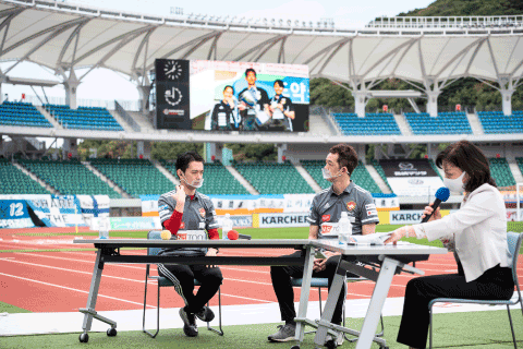 スタジアム内でデフサッカー女子日本代表監督の久住呂幸一さんの講演を行いました