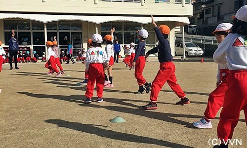 【ＫＩＤＳ巡回】長崎県サッカー協会とＶ・ファーレン長崎による協働事業（１／１６） サムネイル