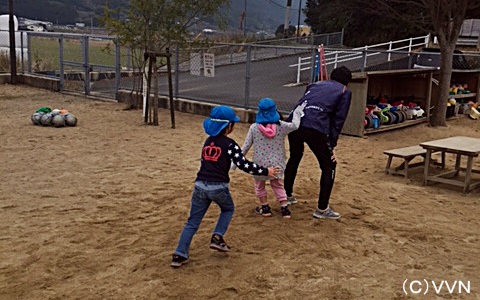 【ＫＩＤＳ巡回】長崎県サッカー協会とＶ・ファーレン長崎による協働事業（１／２７） サムネイル