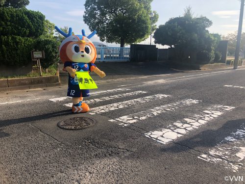 【ホームタウン】喜々津東小学校であいさつ運動を行いました（9/10） サムネイル