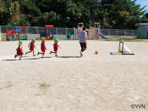 【キッズ交流活動】若葉保育園、平戸口社会館でサッカー教室を行いました（10/15、16） サムネイル