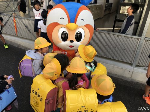 【ホームタウン】大村小学校であいさつ運動を行いました（10/18） サムネイル