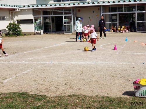 【キッズ交流活動】やよい幼稚園、花園保育園でサッカー教室を行いました（10/9、10） サムネイル