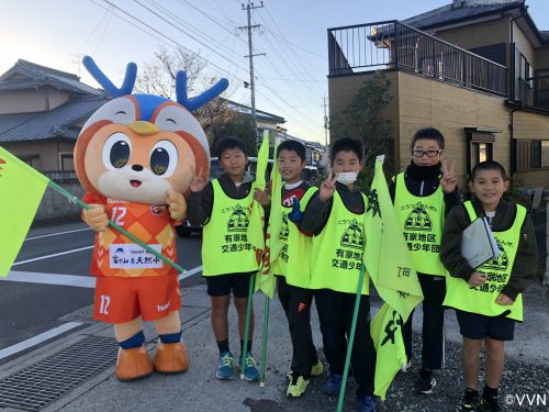 【ホームタウン】有家小学校であいさつ運動を行いました（11/15） サムネイル