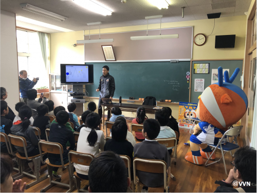 【ホームタウン】岩戸小学校であいさつ運動、V-DREAMを行いました（1/29） サムネイル