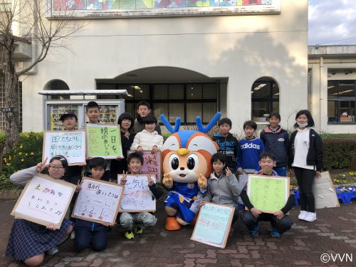 【ホームタウン】鳴見台小学校であいさつ運動、V-DREAMを行いました（2/26） サムネイル