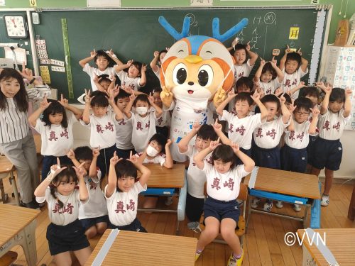 【ホームタウン活動】真崎小学校であいさつ運動とV-DREAMを行いました（10/6） サムネイル