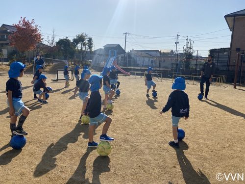 【キッズ交流活動】かめりあこども園でサッカー教室を行いました（11/17） サムネイル