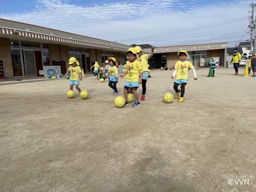 【キッズ交流活動】くじら認定こども園でサッカー教室を行いました（12/21） サムネイル