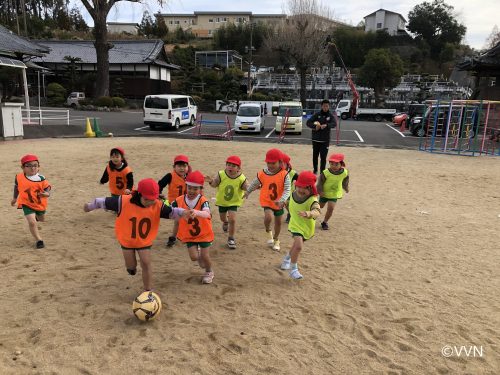 【キッズ交流活動】春日園保育所でサッカー教室を行いました（12/24） サムネイル