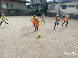 【キッズ交流活動】くじら認定こども園でサッカー教室を行いました（11/30） サムネイル