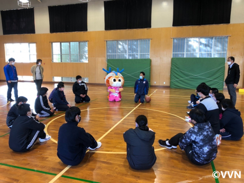 【ホームタウン】長崎大学教育学部附属特別支援学校であいさつ運動・V-DREAMを行いました（12/8） サムネイル
