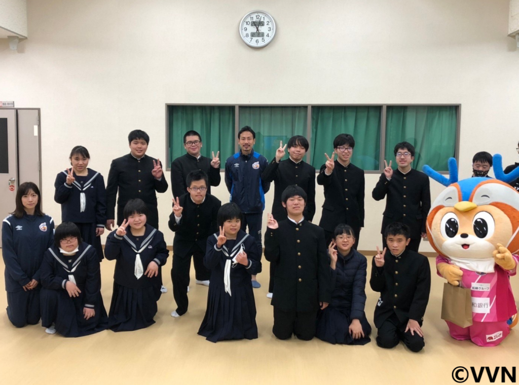 【ホームタウン】長崎大学教育学部附属特別支援学校であいさつ運動・VDREAMを行いました(12/8) V・ファーレン長崎 【ホームタウン】長崎大学教育学部附属特別支援学校であいさつ運動・VDREAMを行いました(12/8) V・ファーレン長崎