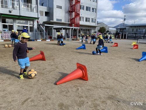 【キッズ交流活動】かめりあこども園でサッカー教室を行いました（1/12） サムネイル