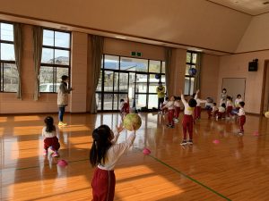 【キッズ交流活動】小林保育園でサッカー教室を行いました（1/24） サムネイル