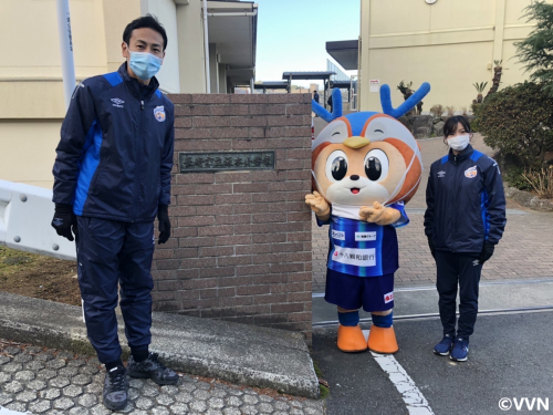 【ホームタウン】長崎市立坂本小学校であいさつ運動・V-DREAMを行いました（1/21） サムネイル