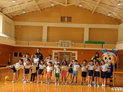 【ホームタウン活動】長崎県立ろう学校であいさつ運動とV-TIMEを行いました（1/12） サムネイル