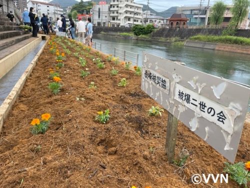 【ホームタウン】長崎市・浦上川緑地帯花壇の草取り・花植え活動を実施しました（7/17） サムネイル