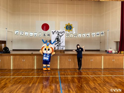 【ホームタウン】諫早市立上諫早小学校であいさつ運動・V-DREAMを実施しました（10/5） サムネイル