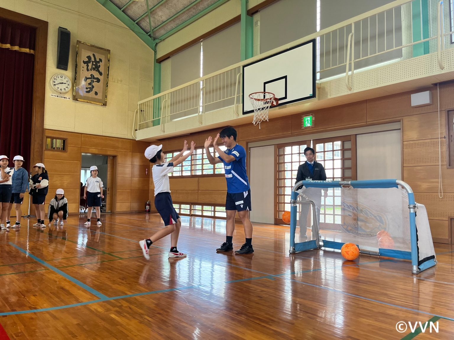 【ホームタウン】諫早市の小学校5校で「選手による学校訪問プロジェクト」を実施しました！（4/22） V・ファーレン長崎