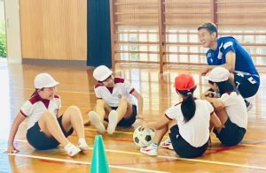 【ホームタウン】諫早市の小学校14校で「選手による学校訪問プロジェクト」を実施しました！（7/2） サムネイル